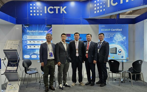 ▲아이씨티케이 이정원 대표이사(왼쪽에서 두 번째), 美 육군성 Young Bang 수석 부차관보(가운데).