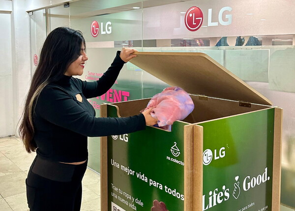▲LG전자는 10월 10일부터 11월 3일까지 멕시코시티에서 열리는 ‘디자인 위크 멕시코’ 전시장, 이베로대학 캠퍼스, LG전자 멕시코법인 사무실 등 멕시코시티 곳곳에 헌옷 수거 박스를 설치하고 「의류 업사이클링 캠페인」을 전개한다. 사진은 멕시코법인 사무실에 설치된 수거 박스에 시민이 헌옷을 기부하는 모습.