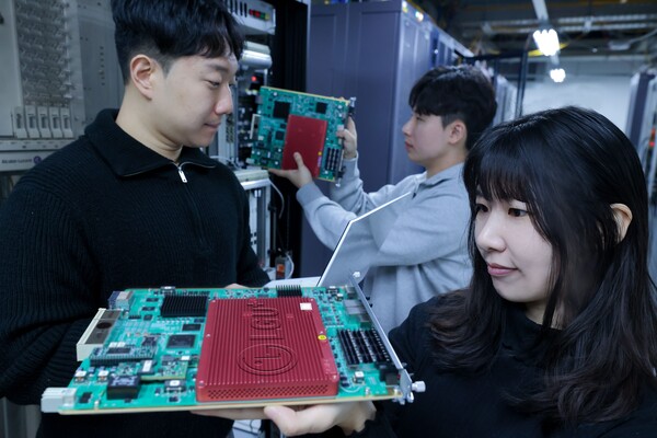 ▲사진은 LG유플러스 직원들이 기업전용회선 전송망을 구성하는 PTN(Packet Transport Network, 패킷 전송 네트워크) 암호카드를 살펴보고 있는 모습.