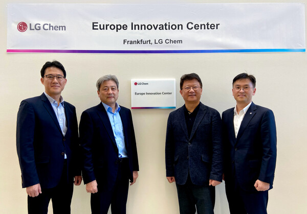 ▲LG화학이 독일 프랑크푸르트 법인에서 유럽 이노베이션 센터 개소식을 가졌다. (왼쪽부터) 바이오소재기술2TFT 강동균 수석연구위원, CTO 이종구 부사장, 기술기획그룹장 이호경 상무, 유럽BS담당 이충희 부문담당.