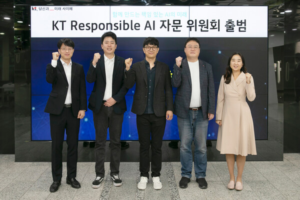 ▲22일 KT우면연구센터에서 진행된 Responsible AI 자문 위원회 출범식에서 위원들이 기념 사진을 촬영하고 있다. 좌측부터 KT AI2X Lab AI기술협력담당 박완진 상무, 셀렉트스타 황민영 부대표, 고려대학교 장정선 교수, KAIST 최재식 교수, KT Responsible AI Center 배순민 센터장.