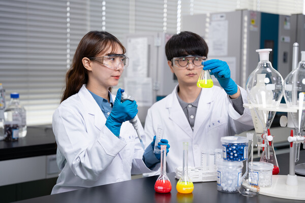 ▲삼성디스플레이 연구원들이 QD 잉크의 광특성을 분석하는 모습.