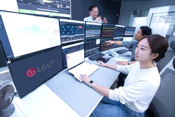 사진은 LG유플러스 임직원들이 통합관제센터에서 최상의 네트워크 품질을 제공하기 위해 이상상황에 대응하고 있는 모습.