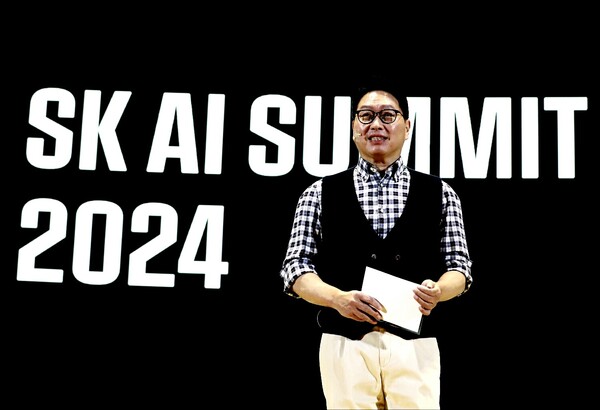 최태원 SK그룹 회장이 4일 서울 강남구 코엑스에서 열린 'SK AI 서밋(SUMMIT) 2024'에서 ‘함께하는 AI, 내일의 AI(AI together, AI tomorrow)’를 주제로 기조 연설을 하고 있다.  