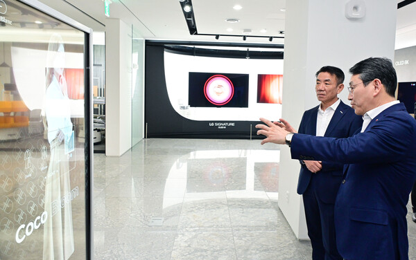 ▲LG전자는 8일 LG사이언스파크에서 코레일과 '이음5G 기반 철도 분야 디지털경영혁신'을 위한 업무협약을 체결했다. LG전자 조주완 CEO(오른쪽)가 코레일 한문희 사장(왼쪽)에게 투명 올레드 디스플레이를 소개하고 있다.