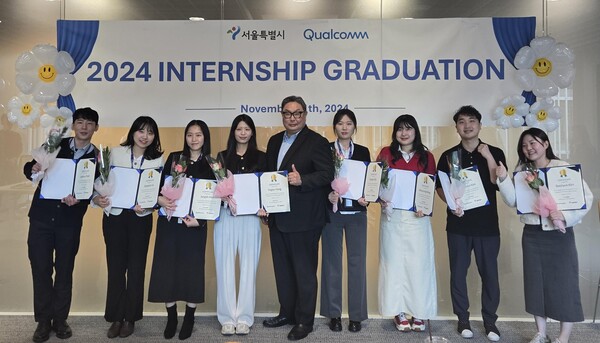 ▲권오형 퀄컴 본사 수석 부사장 겸 아태지역 총괄 사장이(왼쪽에서 다섯번째) 서울형 청년인턴 직무캠프 참가 인턴들과 단체 사진을 촬영했다.