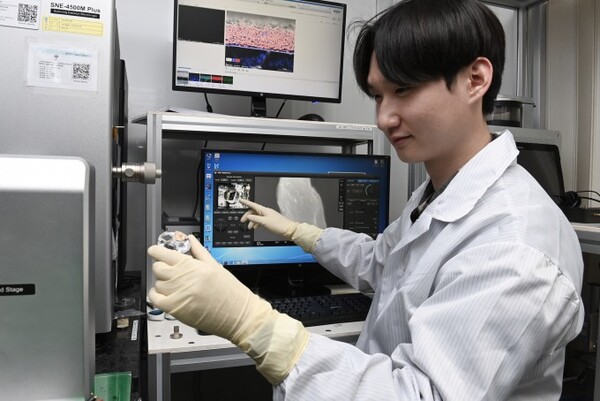 한국전자통신연구원(ETRI) 연구진이 신개념 이차전지 설계가 적용된 셀의 성능을 검증하고 있다. /사진=ETRI