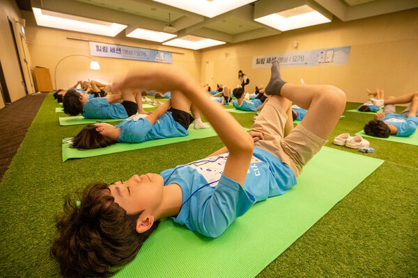 ▲지난 8월 KT가 디지털 시민 프로젝트 활동으로 개최한 ‘디지털 디톡스 캠프’에 학생들이 참여하는 모습.