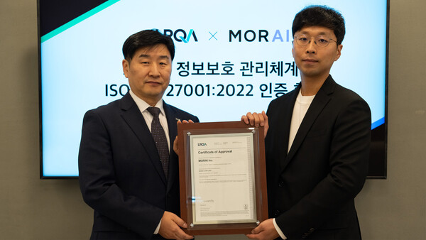 ▲모라이가 국제표준 정보보호관리체계 ISO/IEC 27001:2022 인증을 획득했다. 로이드인증원(LRQA) 이일형 대표(왼쪽)와 모라이 홍준 대표가 기념 촬영을 하고 있다.