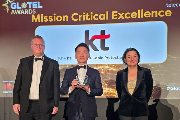 ▲KT 공공안전망운영센터 민경원 센터장(좌측 두번째)이 텔레콤닷컴 스캇 비쉬노(Scott Bicheno) 편집장(좌측 첫번째)과 코디디언 조이 리온즈(Zoe Lyons, 우측)와 기념촬영을 하고 있다.