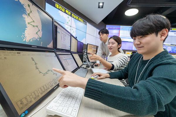 ▲KT 임직원이 과천 KT 네트워크 관제센터에서 백본 망에 적용된 테라급 속도의 전송망을 점검하고 있다.