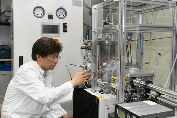 윤주영 한국표준과학연구원 책임연구원이 측정시스템 내부를 관찰하고 있다./사진=한국표준과학연구원