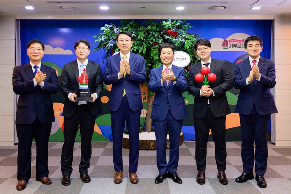 김병준 사회복지공동모금회 회장(왼쪽 네번째)과 장석훈 삼성사회공헌업무총괄 사장(왼쪽 세번째), 박범철 삼성전자 DS부문 사원대표(왼쪽 두번째), 서준영 삼성전자 DX부문 사원대표(왼쪽 다섯번째), 황인식 사회복지공동모금회 사무총장(오른쪽), 제현웅 삼성글로벌리서치 CSR 연구실장 부사장이 2일 서울 중구 사회복지공동모금회 회관에서 열린 연말 이웃사랑 성금 전달식에 참석해 박수치며 기념촬영하고 있다.