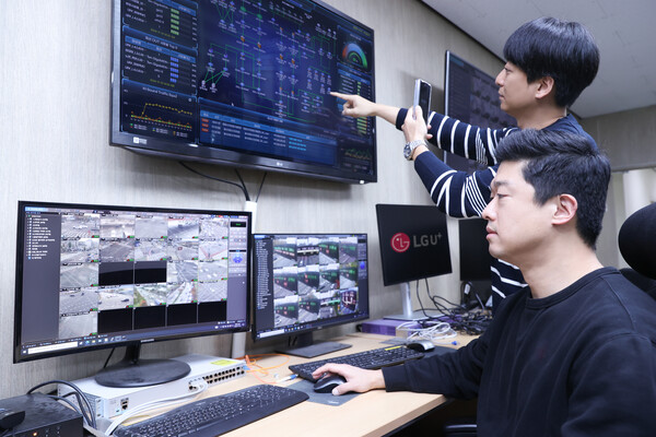 ▲사진은 관제 시스템을 통해 통신망을 살펴보는 LG유플러스 직원의 모습.
