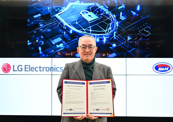 ▲LG전자가 한국인정기구(KOLAS)로부터 IoT 분야 사이버보안 공인시험 수행 자격을 획득했다. 사진은 LG전자 CTO부문 박인성 SW센터장이 IoT 분야 사이버보안 공인시험 자격 인정서를 들고 있는 모습.