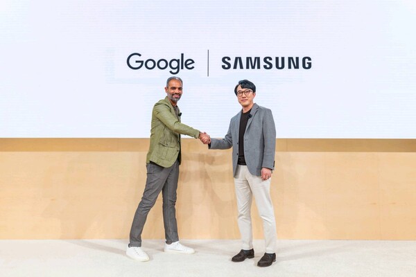 12일(현지시간) 미국 뉴욕 구글 캠퍼스에서 진행된 'XR 언락(XR Unlocked)' 행사에서 삼성전자 MX사업부 개발실장 최원준 부사장과 구글 안드로이드 에코시스템 부문 사미르 사맛(Sameer Samat) 사장이 악수를 나누는 모습.