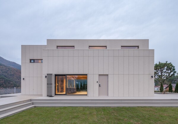 ▲LG전자가 차별화된 AI가전과 HVAC 기술을 집약한 혁신적인 주거생활 솔루션 ‘LG 스마트코티지’를 SM엔터테인먼트에 공급했다. 강원도 SM 연수원에 설치된 LG 스마트코티지 모습.