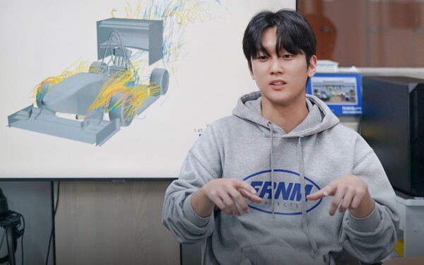 ▲한양대 자작 자동차 동아리 ‘바쿠넷’ 소속 학생이 HP 워크스테이션을 활용한 차량 설계 방법에 대해 설명하고 있다.