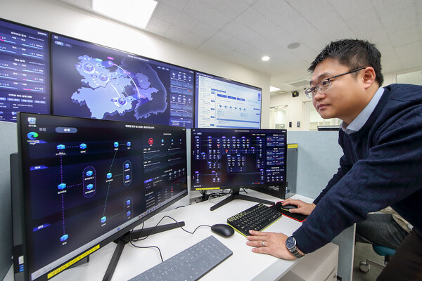 KT 직원이 통합 관제 플랫폼으로 양자 테스트베드의 통신망을 관제하는 모습.