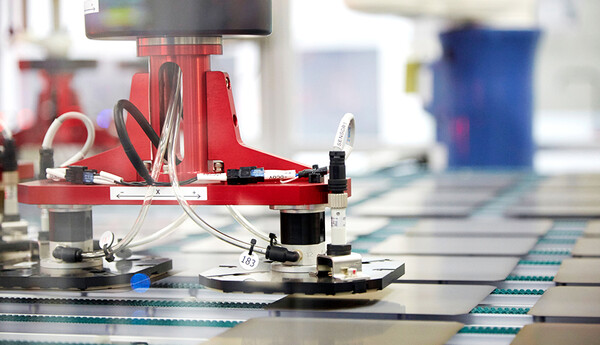 한화솔루션이 솔라셀을 만드는 모습. /사진=한화솔루션