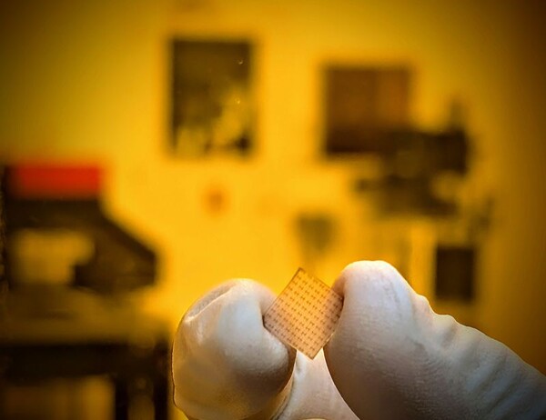 아주대 오일권 교수팀이 개발한 새로운 비정질 준금속 나노 극초박막 물질을 적용한 반도체 소자./사진=오일권 교수