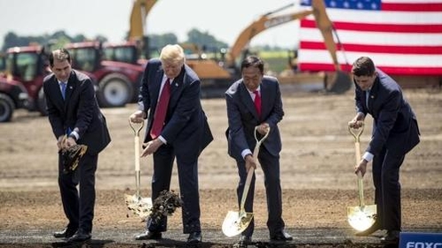 미국 위스콘신주 디스플레이 단지 기공식에서 도널드 트럼프 미국 대통령과 궈타이밍 회장이 첫 삽을 뜨는 모습. /사진=백악관 트위터