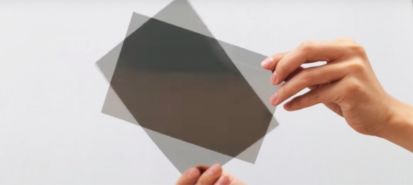 디스플레이용 편광판, 가로-세로 방향이 직교하면 빛이 통과하지 못한다. /사진=LG디스플레이