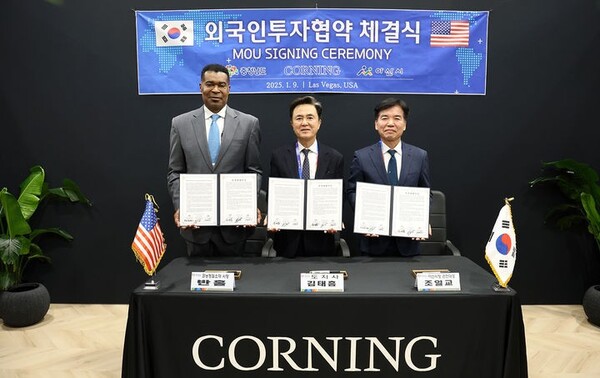 김태흠 충남지사(사진 가운데)가 9일(현지시각) 미국 라스베이거스 국제전자제품박람회(CES) 행사장에서 반 홀 코닝정밀소재 사장, 조일교 아산시장 권한대행과 투자양해각서(MOU)를 체결하고 있다. /사진=충남도