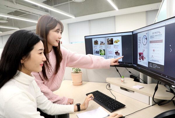 ▲삼성디스플레이 직원들이 온라인 장터에서 상품을 구입하는 모습.