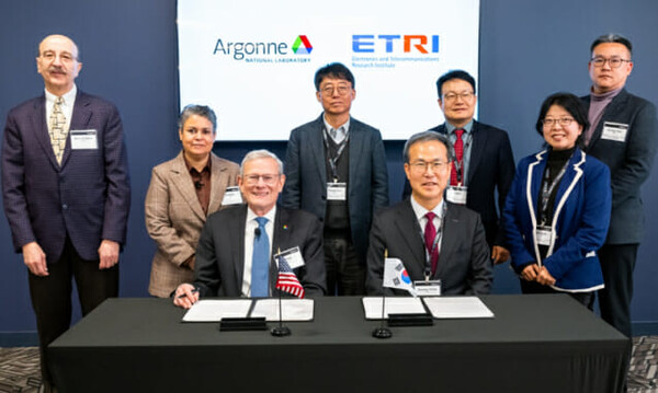 ETRI 방승찬 원장(앞줄 오른쪽)과 폴 컨스 디렉터가 나란히 앉아 기념 촬영했다./사진=ETRI