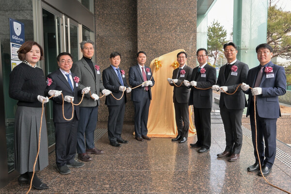 ▲KT 영업·채널본부장 오성민 상무를 비롯한 관계자들이 KSA 콜센터품질지수 명예의 전당 헌정비 제막식에서 기념사진을 촬영하고 있다.