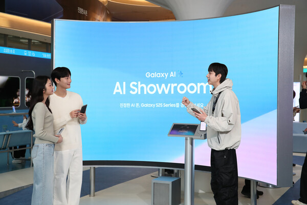 ▲23일 오픈한 서울 영등포구 타임스퀘어 '갤럭시 스튜디오’에서 방문객들이 여러 앱을 사용해야 하는 작업도 한 문장의 명령어로 실행할 수 있는 AI 기능을 체험하는 모습.