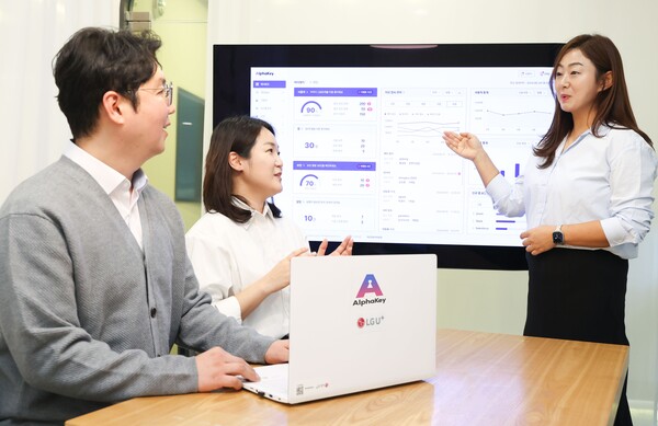 ▲사진은 LG유플러스 직원들이 알파키를 소개하고 있는 모습.