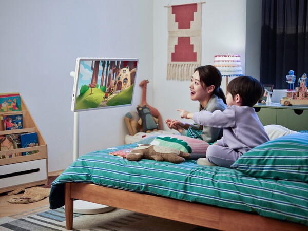 ▲사진은 LG전자가 최근 출시한 'LG 스탠바이미 2'를 사용하고 있는 모습.