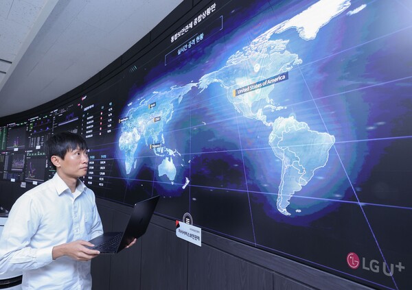 ▲사진은 LG유플러스 임직원이 고객피해방지 분석시스템을 활용해 사이버위협에 대해 관제하고 있는 모습.