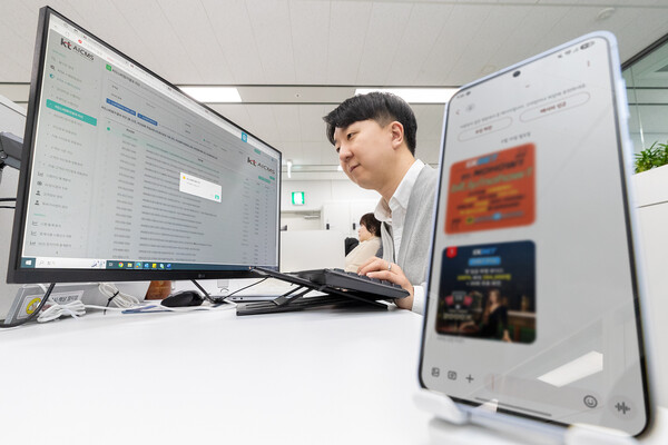 ▲KT 직원이 스팸문자 차단을 위한 시스템을 확인하는 모습.