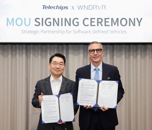 ▲11일 텔레칩스 판교 사옥에서 윈드리버 제이 벨리시모 사장, 텔레칩스 이장규 대표가 참석한 가운데 협약식을 체결하는 모습.