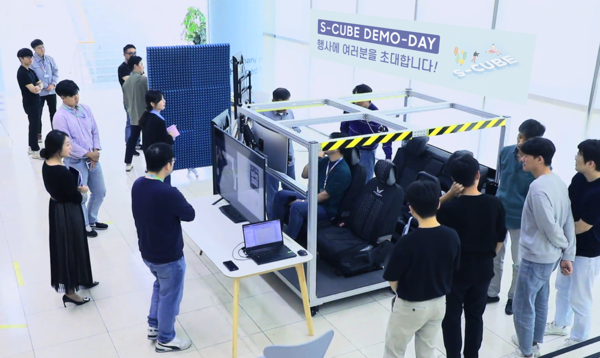 ▲삼성전기 직원들이 스타트업 데모데이 행사를 관람하고 있다.