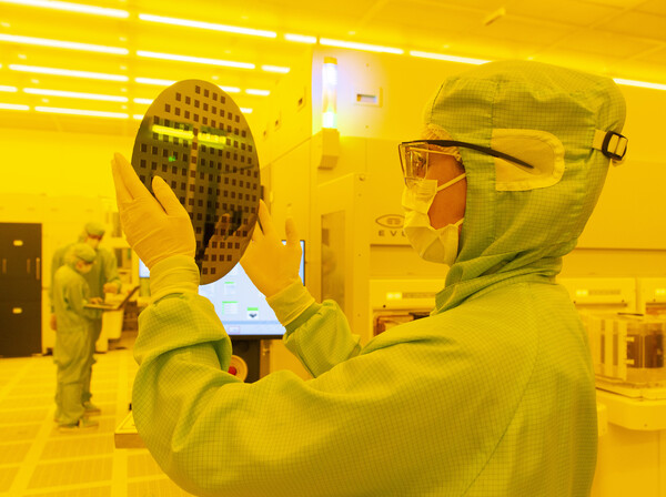▲EVG IR LayerRelease™ 공정 개발 및 검증 작업이 오스트리아 EVG 글로벌 본사 내 최첨단 HICC(Heterogeneous Integration Competence Center™, 이종 집적 기술 연구 센터)에서 진행되는 모습.(사진 출처 EV Group)