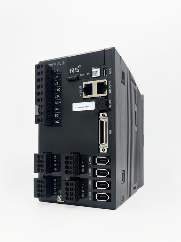 알에스오토메이션의 세계 최소형 4축 제어 드라이브.