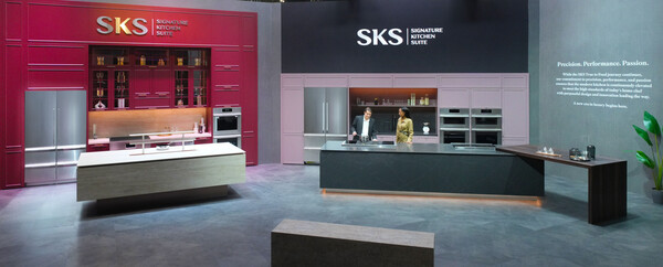 ▲LG전자가 현지시간 27일까지 美 라스베이거스에서 열리는 美 최대 디자인·건축 박람회 ‘DCW 2025’에 역대 최대 규모로 참가해 B2B 생활가전 시장 공략에 속도를 냅니다. 모델들이 초(超)프리미엄 빌트인 가전 ‘SKS’를 체험하고 있는 모습.