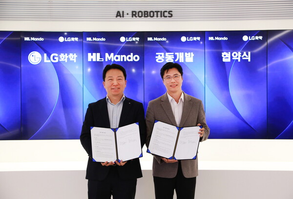 ▲LG화학 전자소재 사업부장 고경덕 상무(오른쪽)와 HL만도 센터장 최한규 상무가 업무협약식을 마치고 기념 촬영을 하고 있다.