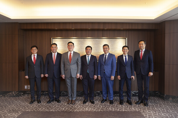 ▲25일 서울 소공동 롯데호텔에서 열린 ‘희토류·전력 인프라 협력 강화’ 간담회에서 구본규 LS전선 대표, 이상호 LS에코에너지 대표, 김병옥 LS마린솔루션 대표와 응우옌 홍 디엔 베트남 산업통상부 장관 등 관계자들이 기념촬영을 하고 있다.