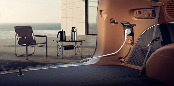 V2L 기능을 이용하면 야외에서 가전 제품을 사용할 수 있다. /사진=현대차