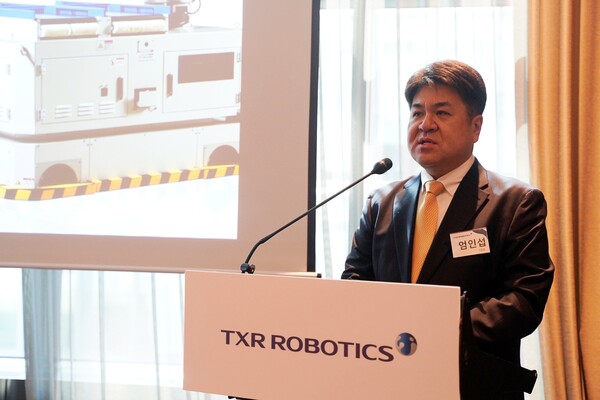 ▲엄인섭 티엑스알로보틱스 대표가 IPO 기자간담회에서 코스닥 상장 이후 성장 전략과 비전을 발표하고 있다.