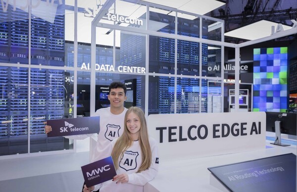 ▲사진은 MWC25 전시관에서 SK텔레콤 모델이 포즈를 취한 모습.