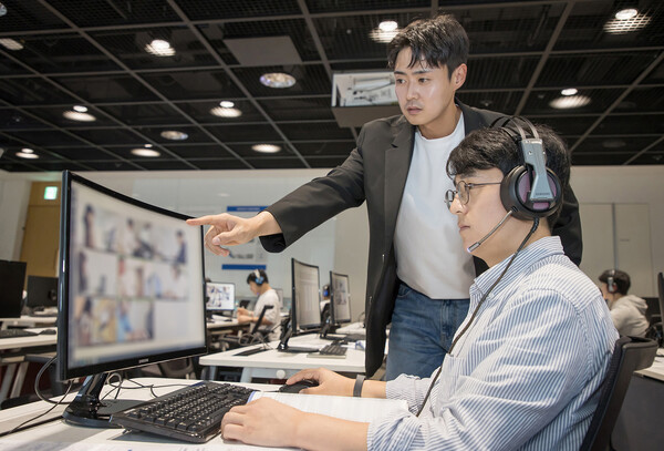 ▲2024년 10월 삼성전자 인재개발원(경기도 용인)에서 삼성전자 감독관이 삼성직무적성검사(GSAT) 응시자를 대상으로 예비 소집을 진행하는 모습.