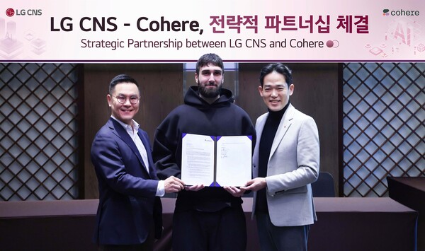 LG CNS 엔트루 컨설팅장 민세훈 전무(왼쪽), 코히어 CEO 에이단 고메즈(가운데), LG CNS AI센터장 진요한 상무(오른쪽)가 양사 전략적 파트너십 체결식에서 기념촬영을 하고 있는 모습.