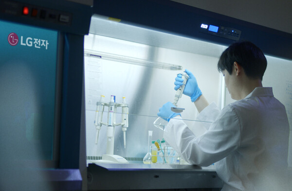 ▲LG전자가 B2B 신사업으로 육성하고 있는 항균 기능성 소재 ‘퓨로텍(PuroTec™)’을 식품 가공 산업으로 확대 적용한다. 기능성 소재를 개발 중인 연구원의 모습.