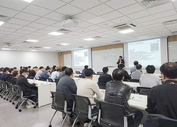 ▲삼성전기 임직원들이 품질 교육을 듣고 있다.